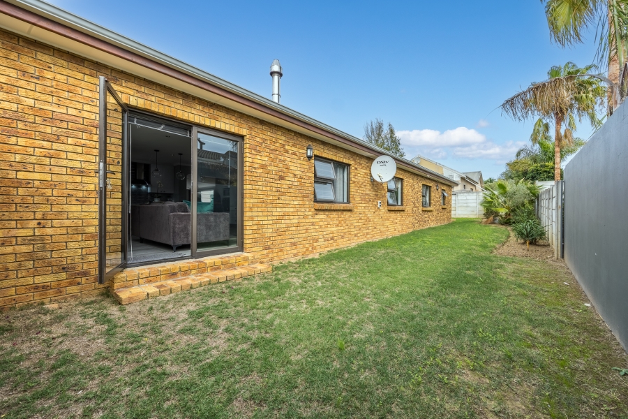 4 Bedroom Property for Sale in Uitzicht Western Cape
